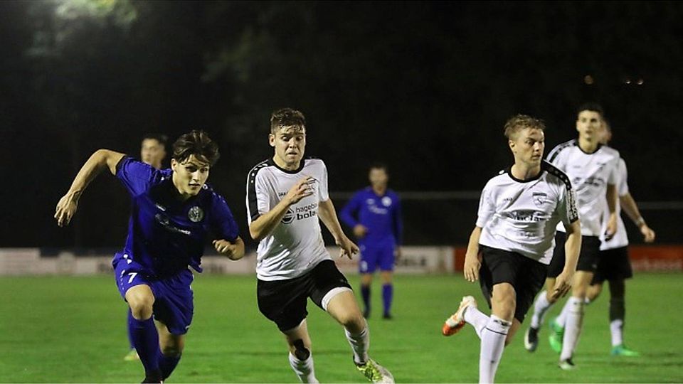 Der Haller Außenstürmer Luca Kaufmann stürmt mit dem Ball aufs Tor zu. Am Ende verliert seine Mannschaft aber daheim gegen Rutesheim mit 1:3. Am Samstag wollen es die Sportfreunde gegen Pfullingen besser machen.   Ufuk Arslan