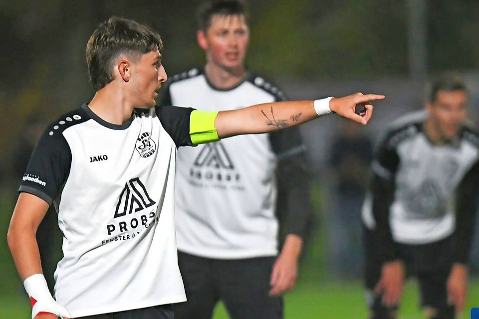 „Nach vorne geht’s!“ Kapitän Philipp Bauer weist seinen seit Wochen so erfolgreichen Teamkollegen der SG Schneifel den Weg. 