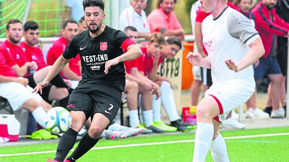 Der FC Maroc mit Mohammed Tahiri (l., gegen Sonnenbergs Bogdan Daboveanu ) spielt im Hessenpokal. 