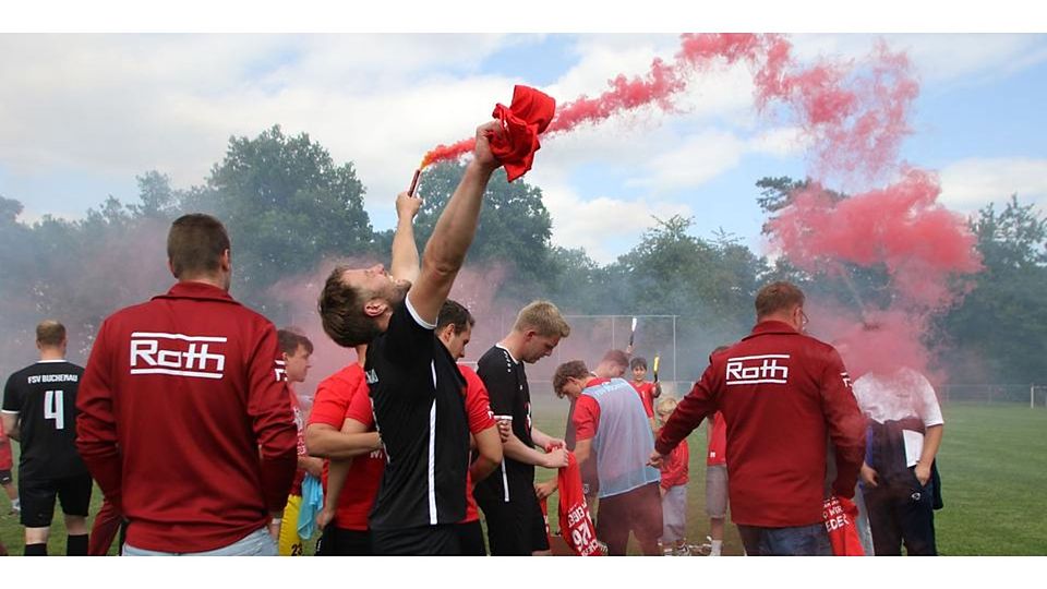 Nach dem 3:2-Erfolg in der Relegation in Oberwalgern wird der Aufstieg des FSV Buchenau in die Fußball-Kreisoberliga Nord gefeiert. © Jens Schmidt