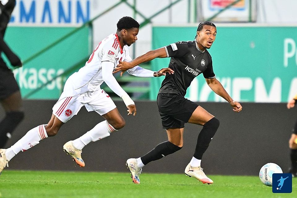 David Abrangao (re., hier im U23-Derby gegen den 1. FC Nürnberg II in der Regionalliga Bayern) hat bei der SpVgg Greuther Fürth einen Profivertrag erhalten. David Abrangao (re., hier im U23-Derby gegen den 1. FC Nürnberg II in der Regionalliga Bayern) hat bei der SpVgg Greuther Fürth einen Profivertrag erhalten.