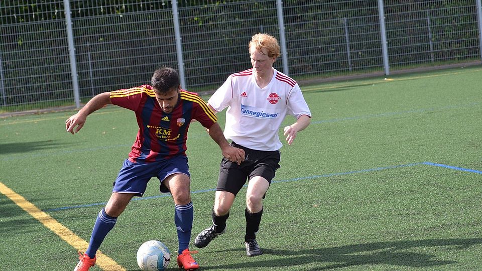 Sein Führungstreffer reichte nicht: Suryoyes Tingazar Farho (l.) traf per Freistoß zum 1:0. In dieser Szene schirmt er den Ball vor Vlothos Yannick Lorenz (r.) ab.