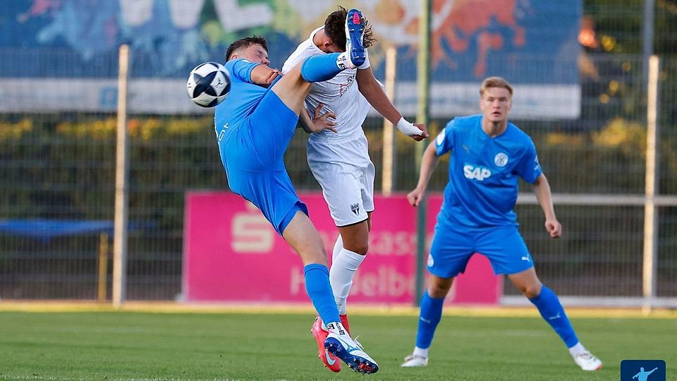 Dennis Egel (l.) räumt in der Innenverteidigung auf.
