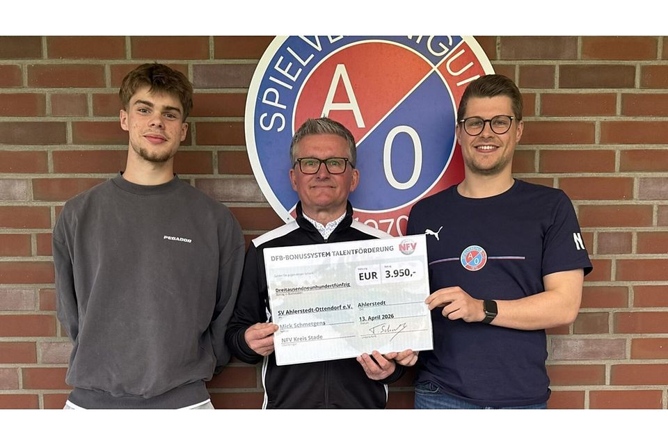 Mick Schmetgens, Helmut Willuhn und Niklas Nissen bei der Scheckübergabe