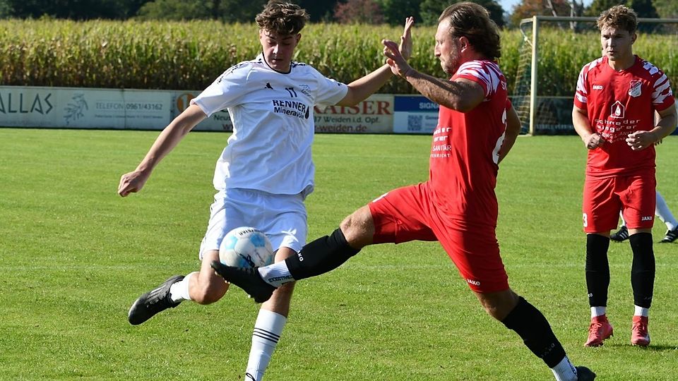 Spielercoach Helmut Jurek (rechts) und der SV Inter Bergsteig Amberg erarbeiteten sich bei Schlusslicht Schirmitz wichtige Punkte.