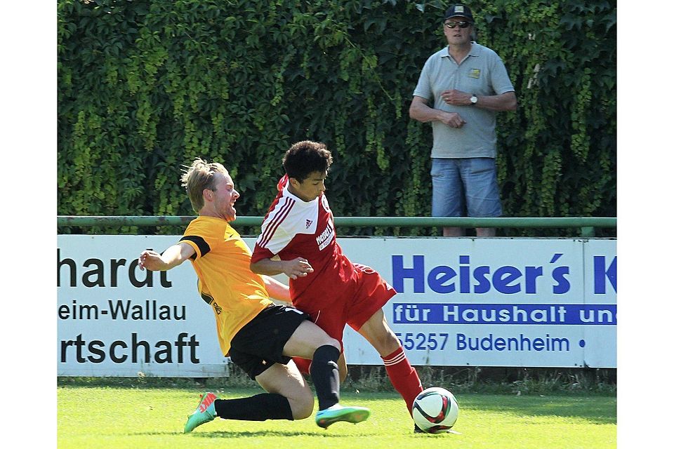 Doppelpack: Weisenaus Dennis De Sousa Oelsner (rechts), hier im Derby gegen den Hechtsheimer Steffen Jennerke, erzielt in Herxheim zwei Tore.	Archivfoto: hbz/Henkel