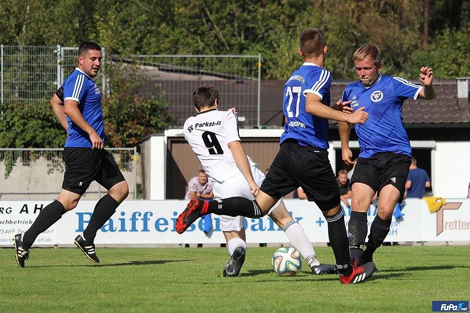 Der SV Immenreuth (blau-schwarz) besiegt zuhause den SV Parkstein mit 3:1.