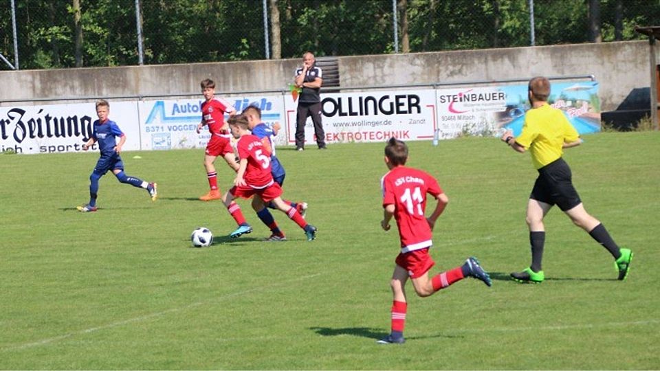 Eine überragende Leistung (am Ball Alex Lehner)  zeigte das U13 Team des ASV Cham beim 5:0 Auswärtssieg im BOL-Derby gegen den 1.FC Bad Kötzting.