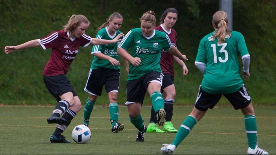 Oft einen Schritt zu spät: Pöckings Fußballerinnen (grün) verloren das Derby gegen Höhenrain deutlich. Blanca Kaltenecker (li.) kann nur hinterherschauen. (Foto: Andrea Jaksch)