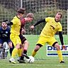 Kaum zu stoppen war Niklas Rigel (rot-schwarz), der beim 3:1-Sieg in Lauingen alle drei Tore für den SC Altenmünster erzielte. Hier kümmern sich die FCler Hannes Gentner (von rechts) und Lukas Lauft vergeblich um den Angreifer.