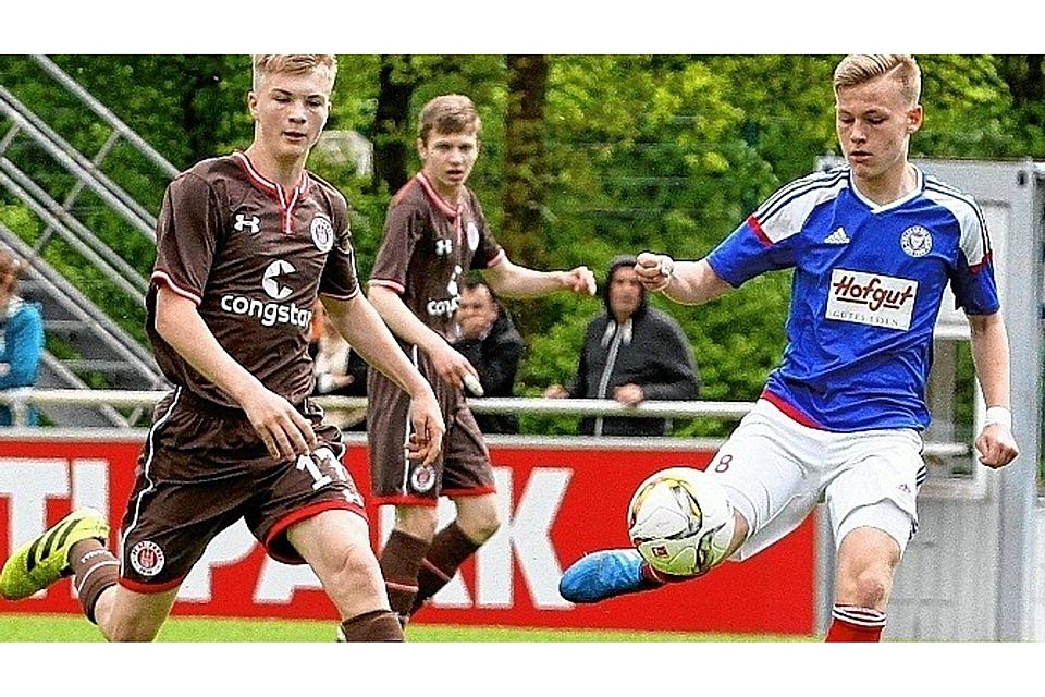 Aus irregulärer  Position erzielt Alexander Theel das 1: 0  für Holstein Kiel. St. Paulis  Niklas Lund (links) kann nicht mehr eingreifen. Foto: ism