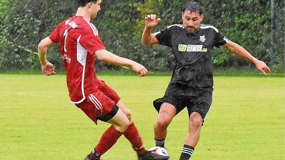 Der TSV Alling (rote Trikots) im Spiel gegen den SC Maisach (in Schwarz).