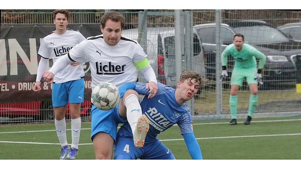 Zeigt immer noch in der Fußball-Kreisoberliga West sein Können: Patrick Meisterjahn (l.) vom RSV Büblingshausen, hier im Duell mit Silas Reeh von der SG Dietzhölztal. © Rolf Weichbold