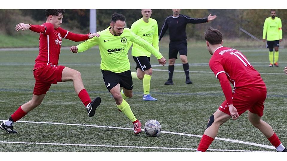 Gökhan Kilic (M.) und der SV Herborn haben sich in der Fußball-A-Liga Dillenburg daheim 2:1 gegen die SSG Breitscheid und Niklas Josia Georg (li.) und Nils Gumbert (re.) durchgesetzt. Gökhan Kilic (M.) und der SV Herborn haben sich in der Fußball-A-Liga Dillenburg daheim 2:1 gegen die SSG Breitscheid und Niklas Josia Georg (li.) und Nils Gumbert (re.) durchgesetzt. © Lorenz Pietzsch