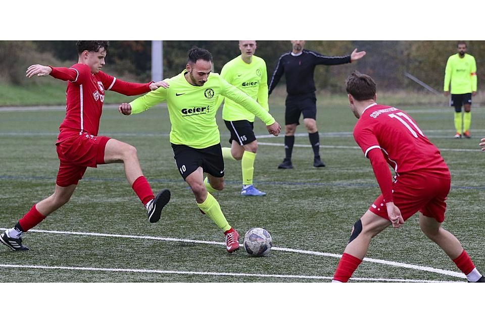 Gökhan Kilic (M.) und der SV Herborn haben sich in der Fußball-A-Liga Dillenburg daheim 2:1 gegen die SSG Breitscheid und Niklas Josia Georg (li.) und Nils Gumbert (re.) durchgesetzt. Gökhan Kilic (M.) und der SV Herborn haben sich in der Fußball-A-Liga Dillenburg daheim 2:1 gegen die SSG Breitscheid und Niklas Josia Georg (li.) und Nils Gumbert (re.) durchgesetzt. © Lorenz Pietzsch