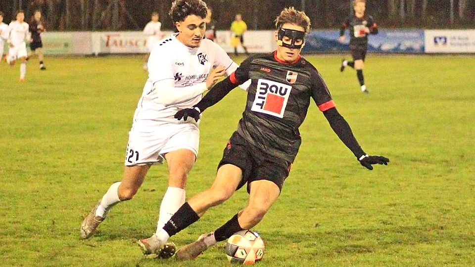 Gegen den Sonthofer "Maskenmann" Maurice Jaumann war Giuseppe Matera mit dem FC Kempten chancenlos.