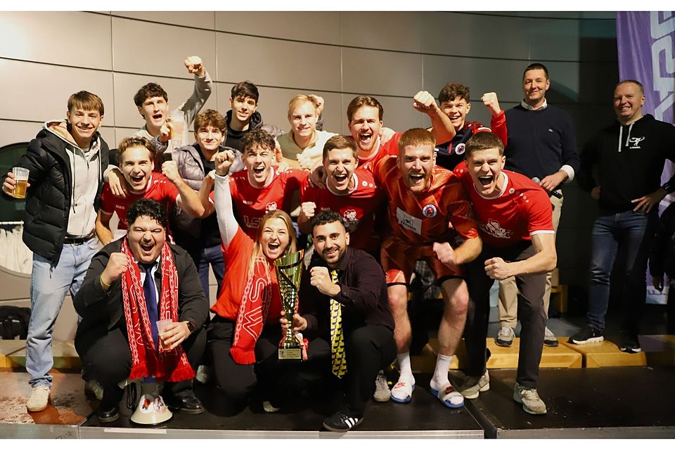 Die Siegermannschaft mit Pokal