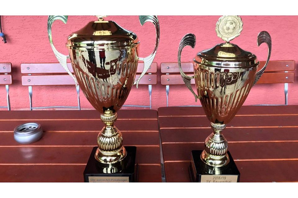 Der Cup für den "wahren Pokalsieger" (links) und der Cup für den Pokalsieger am Grünen Tisch (rechts). Foto: FuPa