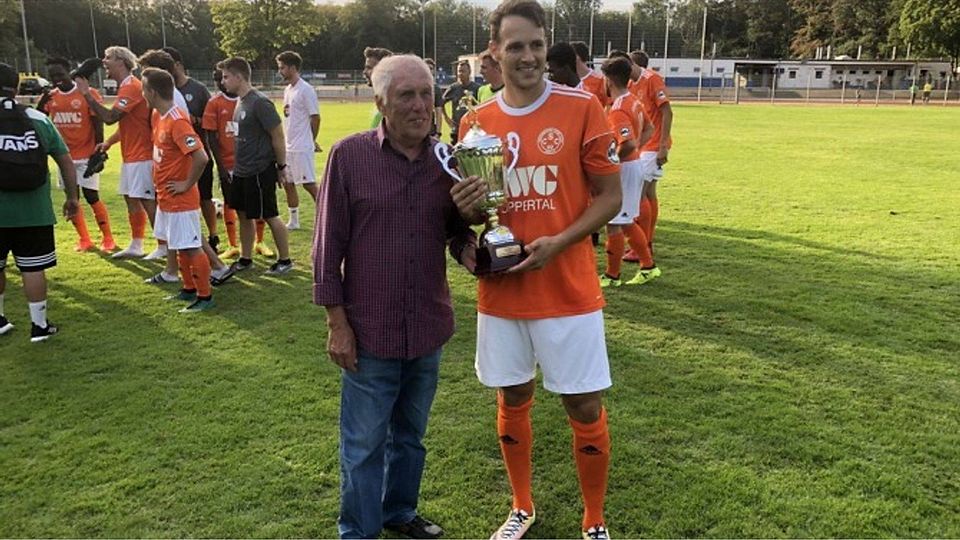 Davide Leikauf nahm den Pokal aus den Händen von SSV-Altpräsident Jürgen Seidel entgegen. Foto: SSV Germania