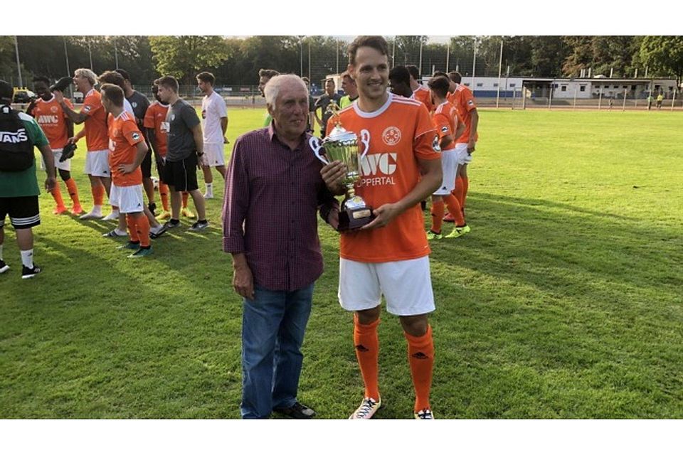 Davide Leikauf nahm den Pokal aus den Händen von SSV-Altpräsident Jürgen Seidel entgegen. Foto: SSV Germania