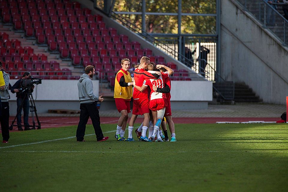 <b>F: Paulik</b> <b>F: Paulik</b>