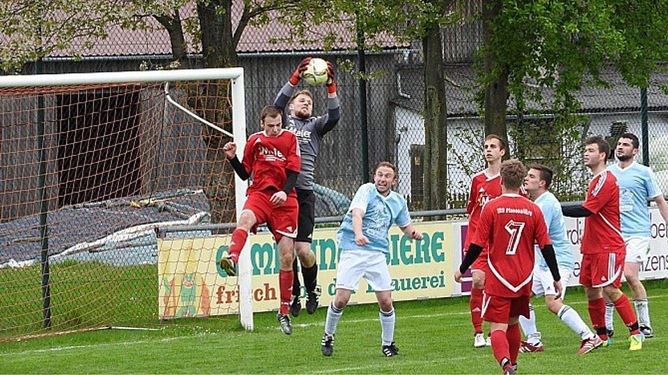Einen Pflichtsieg landete Spitzenreiter TSV Flossenbürg (in rot) mit dem 3:1 beim abstiegsgefährdeten SV Wurz.  F: Pichl