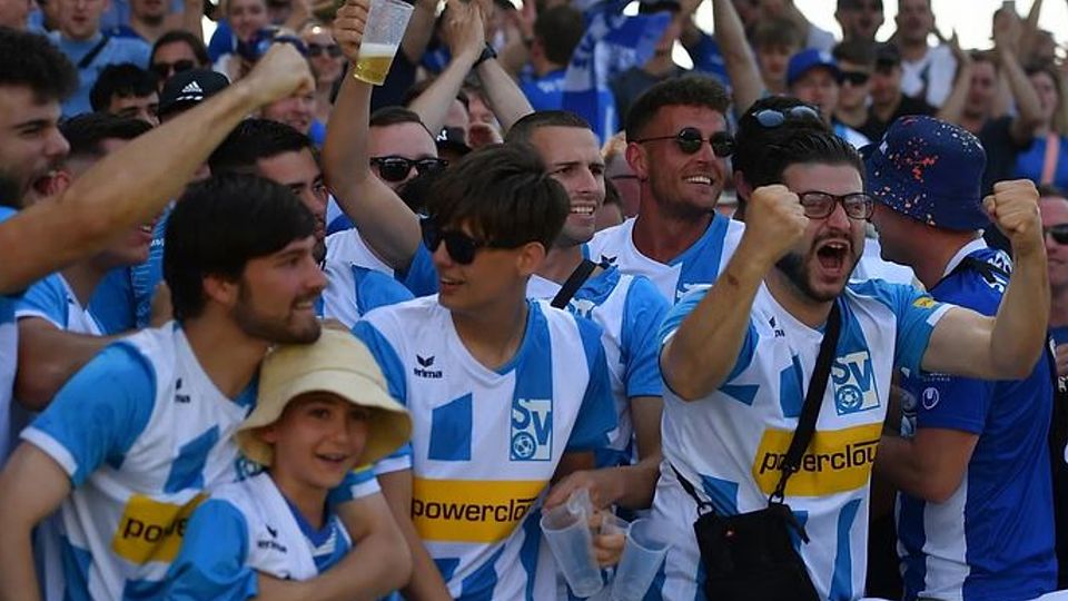 Die Fans des SV Oberachern freuen sich über den zweiten Pokalsieg ihrer Mannschaft