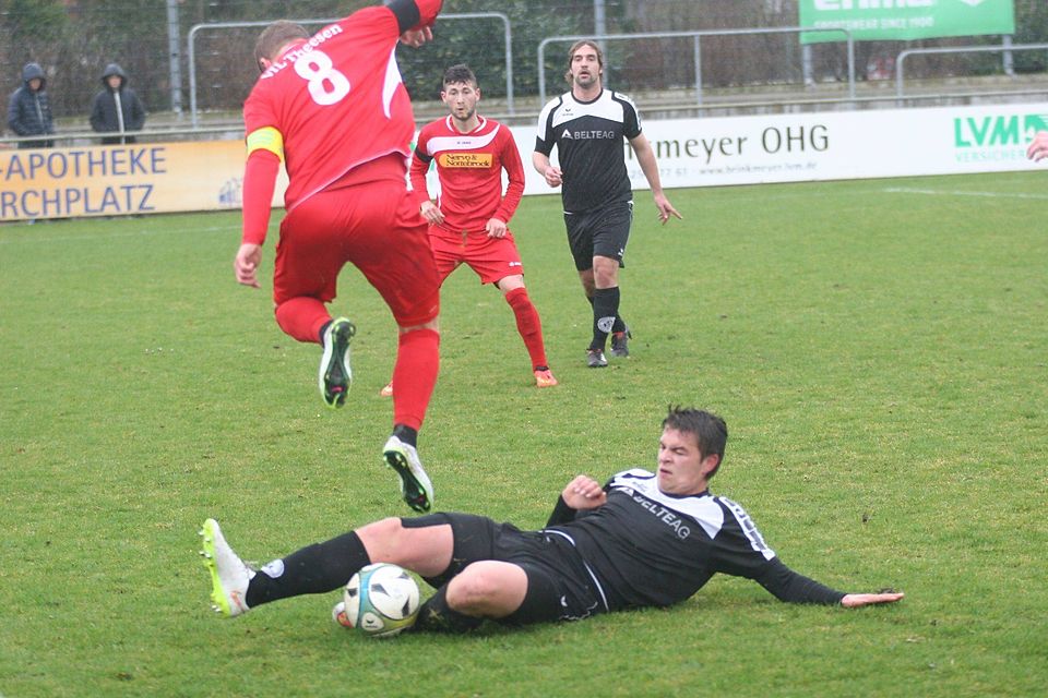 Ein letztes Mal: Der Delbrücker SC um Marius Ferber (am Boden) und Daniel Burger (hinten) muss im letzten Saisonspiel zu Victoria Clarholz. F: Heinemann