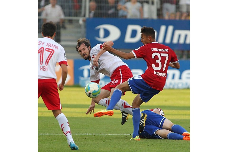 Sebastian Nachreiner (m.) verletzte sich im Spiel gegen Haching.  Foto: Nickl