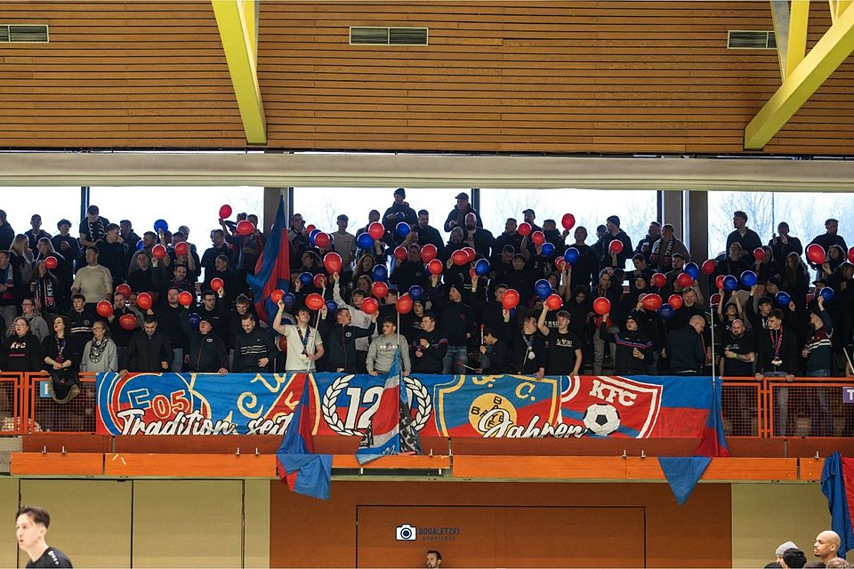 Die Fans des KFC machen ordentlich Stimmung.