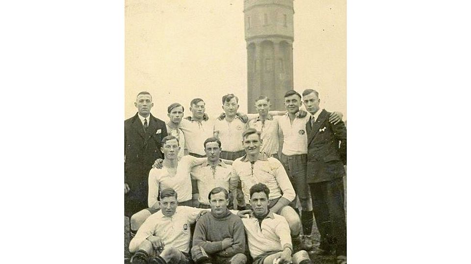 Aus der Gründungszeit, also aus den Jahren nach 1926, stammt dieses Foto der Rösberger Fußballer mit dem Wasserturm im Hintergrund.