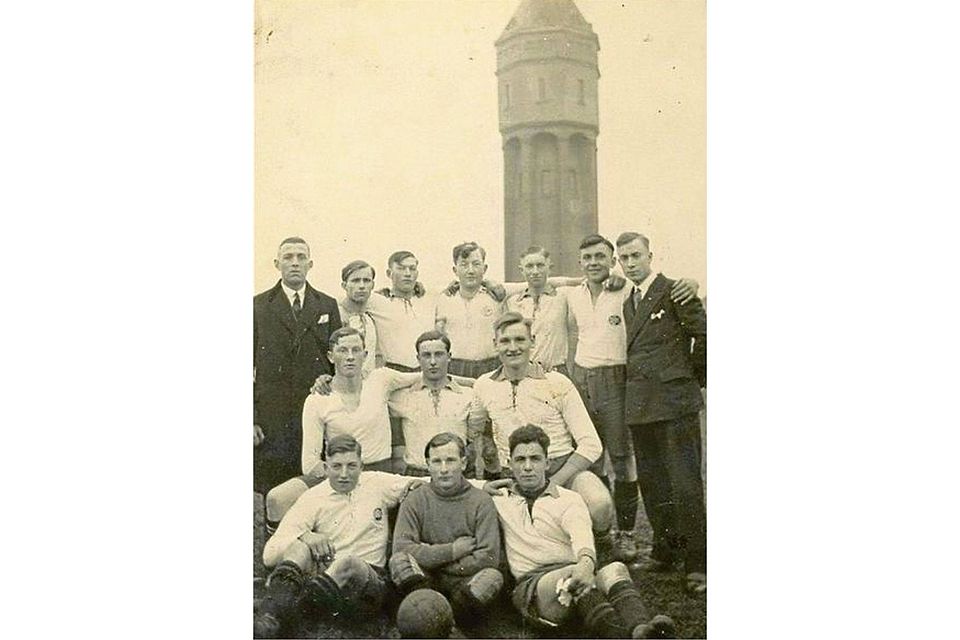 Aus der Gründungszeit, also aus den Jahren nach 1926, stammt dieses Foto der Rösberger Fußballer mit dem Wasserturm im Hintergrund.