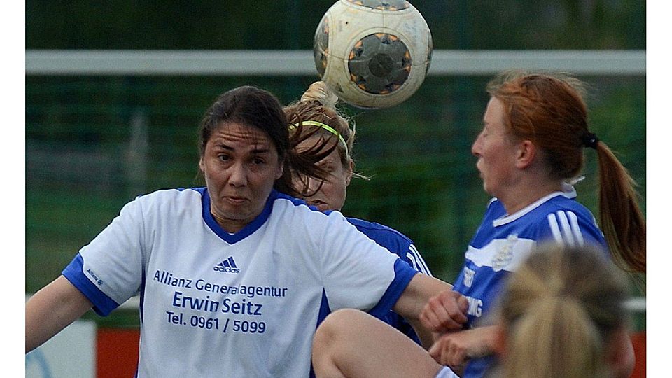 Die BOL-Spielerinnen der SpVgg SV Weiden (in Weiß) testen am Samstag gegen den Bayernligisten SV Thenried. Foto: Werner Franken