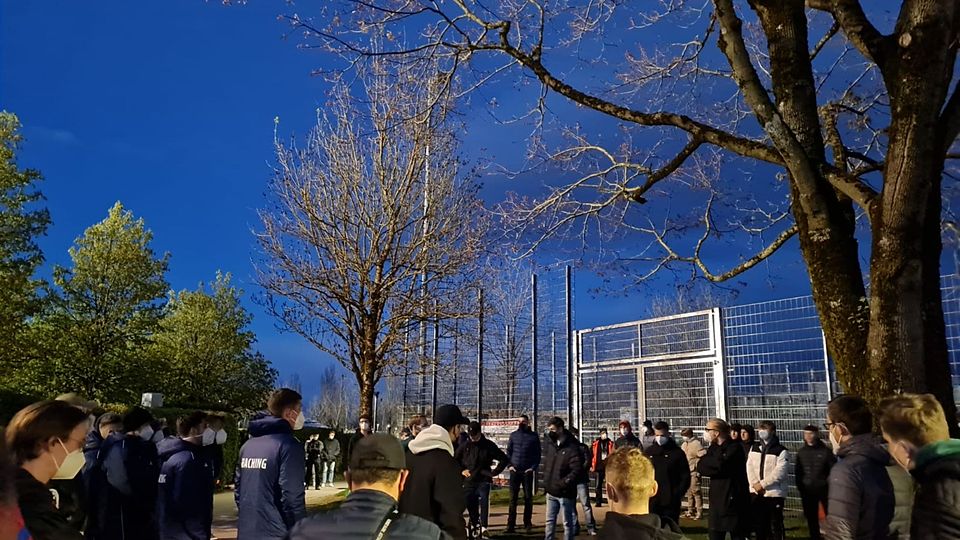 Nach dem besiegelten Abstieg in die Regionalliga stellten sich einige Haching-Spieler den Anhängern vor dem Stadion.