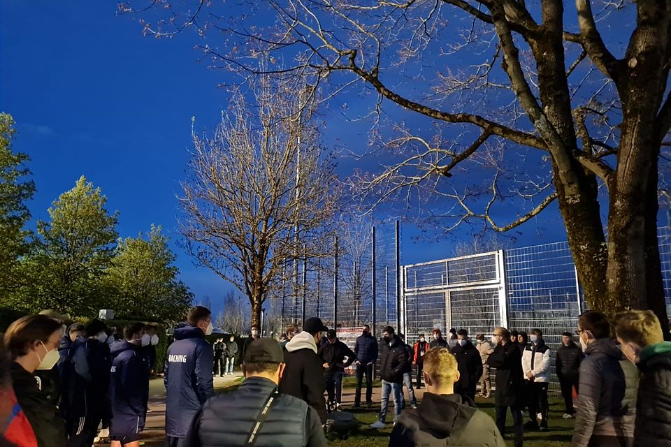 Nach dem besiegelten Abstieg in die Regionalliga stellten sich einige Haching-Spieler den Anhängern vor dem Stadion.