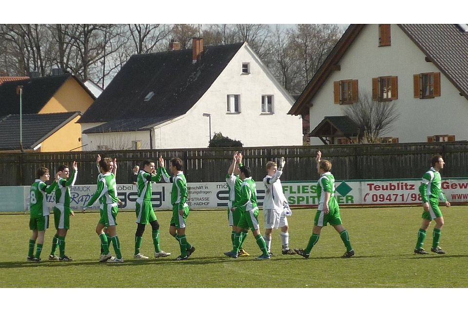 Nur gemeinsam ist man stark, egal ob Aufstiegs- oder Abstiegskampf Foto: HP 1. FC Pertolzhofen