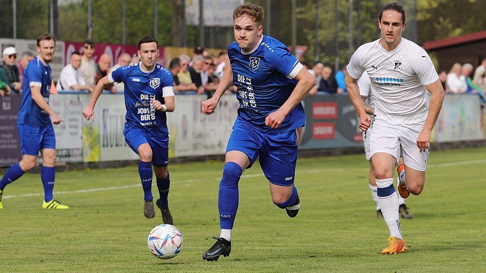 Unter anderem der SV Etzenricht mit Stürmer Mirko Griesbeck (am Ball) hat sich auf die Jagd nach dem FC Amberg gemacht.