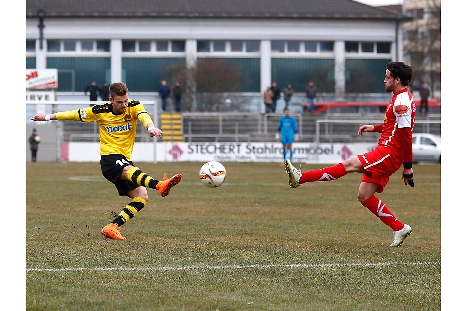 Ein Bild mit Seltenheitswert: Chris Wolf (links) gibt einen Schuss auf das Regensburger Gehäuse ab. Ansonsten waren die Aktionen der Altstädter mehr auf das Verhindern von Toren ausgelegt, denn selbst welche zu erzielen. F: Kolb