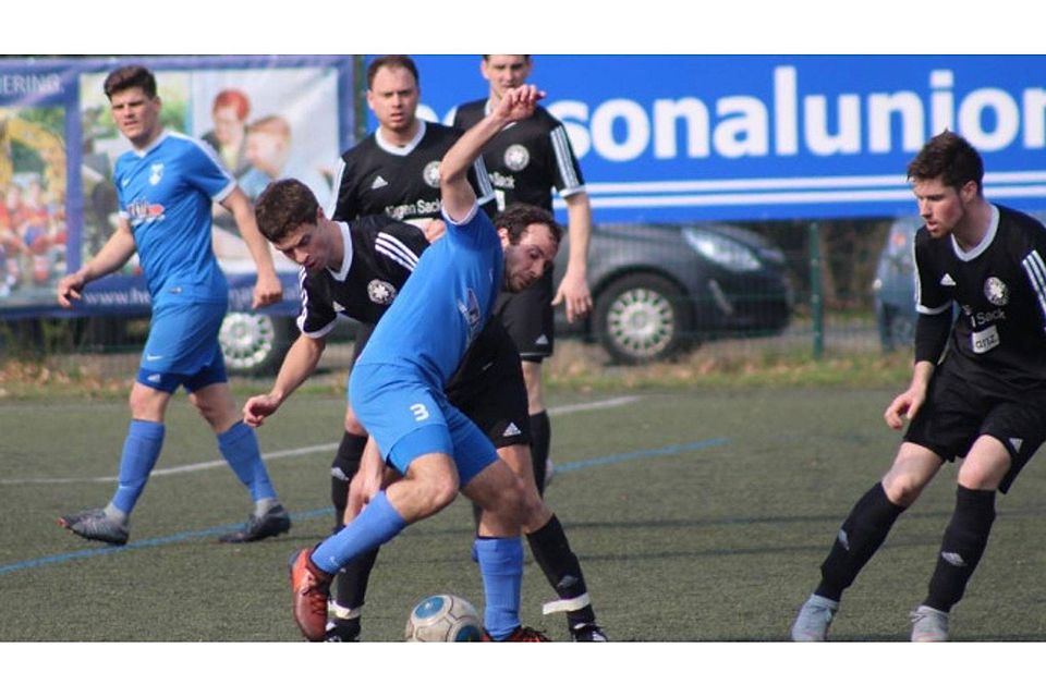 Während es für die SG Hickengrund (blaue Trikots) immer schwerer wird, den Klassenerhalt zu realisieren, bleiben die Drolshagener weiter auf Kurs Meisterschaft. Fotos (3): sta (2), mk