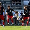 Die Kicker des FC Sturm Hauzenberg (dunkle Trikots) können mit breiter Brust in das Schlagermatch gegen den SV Schwandorf-Ettmannsdorf gehen 