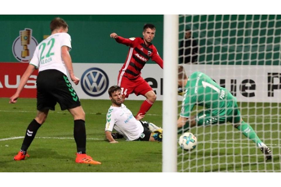 Torschütze Stefan Lex: In der 83. Minute trifft der Eittinger (rotes Trikot) gegen seinen Ex-Verein Fürth zum 2:1 für den FC Ingolstadt. FOTO: IMAGO