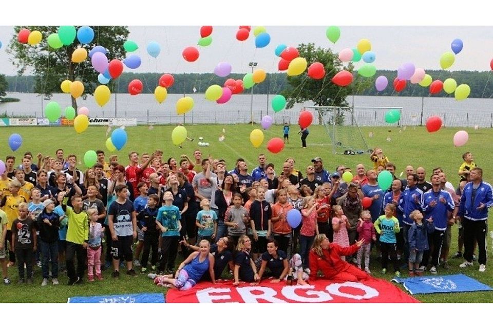 Tradition beim Hennickendorfer SV: Während des Sommerfestes versammelten sich die Vereinsmitglieder für das Vereinsfoto. Diesmal wurden Luftballons in den Sommerhimmel geschickt.  ©MOZ/Edgar Nemschok