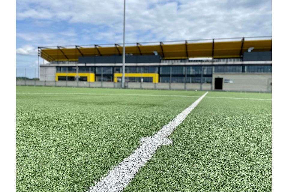 Auf den Kunstrasenplätzen am Tivoli, die auf dem Parkhausdach zu finden sind, wird die zweite Mannschaft von Alemannia Aachen künftig trainieren und spielen.