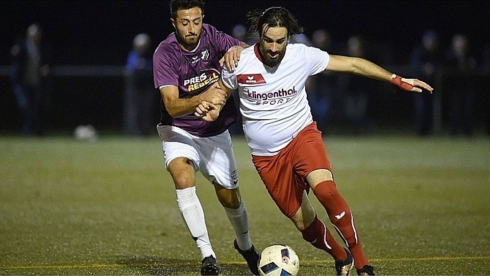 Michele Tomea-Mallorquin vom SV Heide Paderborn (r.) wird in dieser Szene von Bad Lippspringes Daniel Cinar (l.) verfolgt.