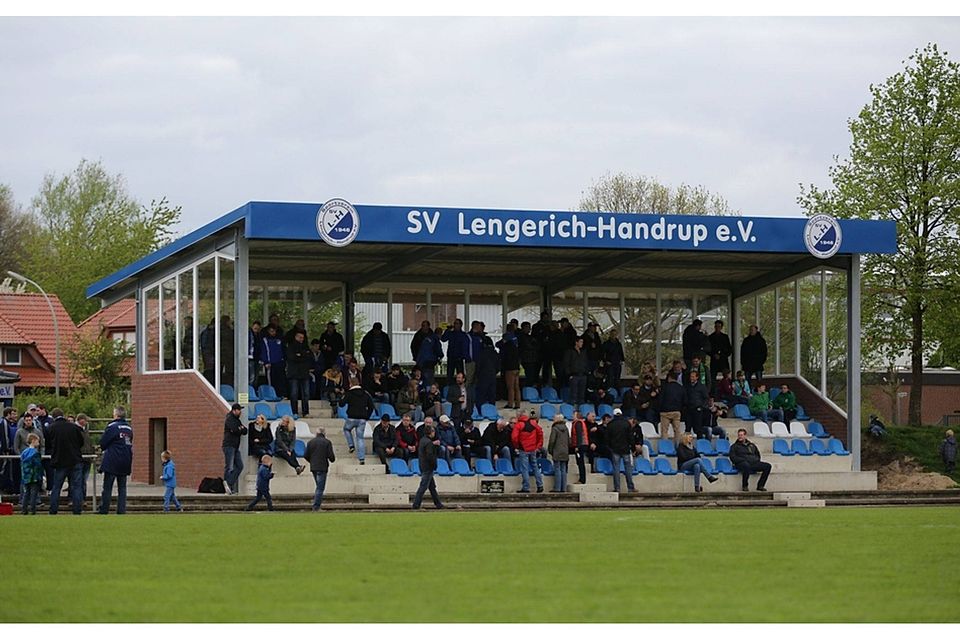 Nicht auf der Tribüne, sondern im Vereinsheim des SV Lengerich-Handrup treffen sich am 10. Juli die Kreisligisten. Foto: Nordmann
