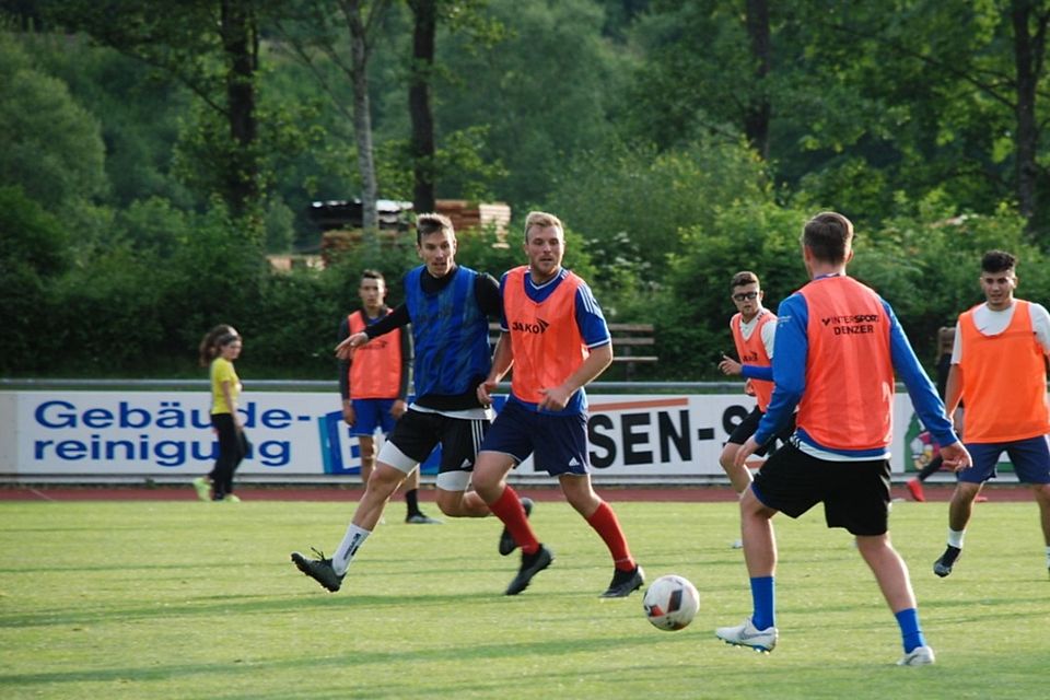 Gute Stimmung im Training des FC Neustadt: Der Ball läuft und alle haben Spaß am Kicken