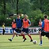 Gute Stimmung im Training des FC Neustadt: Der Ball läuft und alle haben Spaß am Kicken