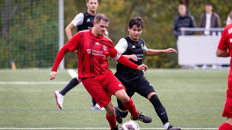 Christoph Merten (rotes Trikot) markierte für Hattenheim im Derby beim SV Hallgarten vom Punkt den Ausgleich.