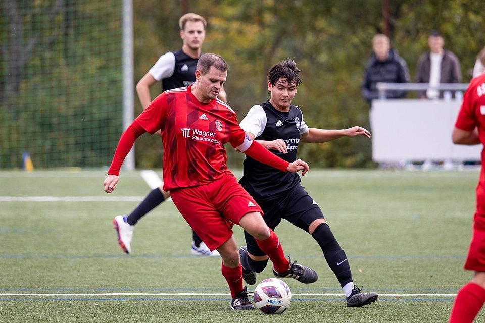 Christoph Merten (rotes Trikot) markierte für Hattenheim im Derby beim SV Hallgarten vom Punkt den Ausgleich.