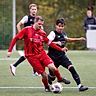 Christoph Merten (rotes Trikot) markierte für Hattenheim im Derby beim SV Hallgarten vom Punkt den Ausgleich.